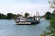 le bac crossing le petit Rh&ocirc;ne.